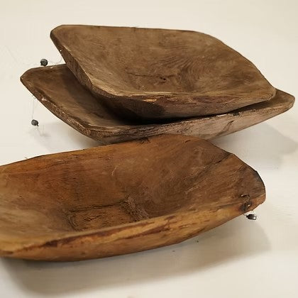 Plateaux décoratifs Maison Olive en bois massif sculpté à la main, style rustique et brut pour intérieur bohème.