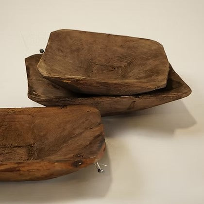Plateaux décoratifs Maison Olive en bois massif sculpté, style rustique et artisanal avec finition brute naturelle.
