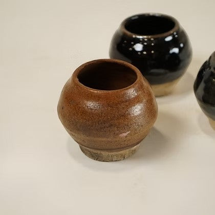 Ensemble de petits pots en céramique artisanale Maison Olive, finitions émaillées marron et noir, style rustique.