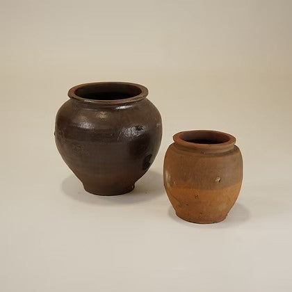 Ensemble de deux pots en terre cuite artisanale Maison Olive aux teintes naturelles et finitions rustiques.