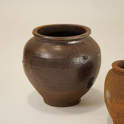 Ensemble de deux pots en terre cuite artisanale Maison Olive, finition brute et texturée, style rustique et bohème.