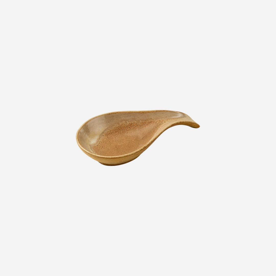 Repose-cuillère Maison Olive en céramique artisanale couleur sable au design organique et épuré