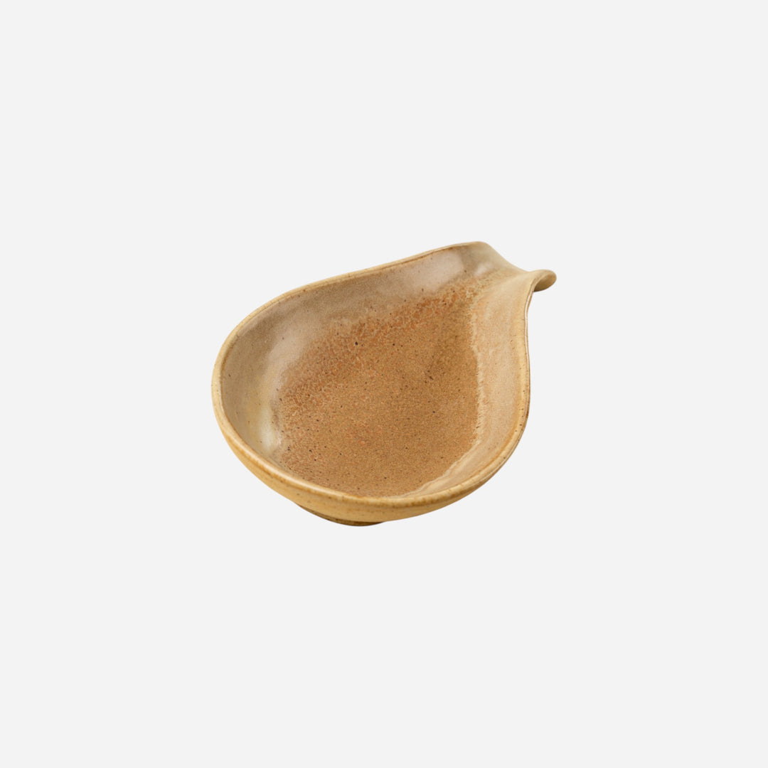 Repose-cuillère Maison Olive en céramique artisanale couleur sable au design organique et épuré pour la cuisine