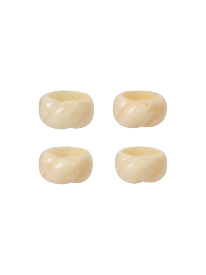 Ensemble de quatre ronds de serviette Maison Olive en résine crème et beige effet pierre polie avec design torsadé