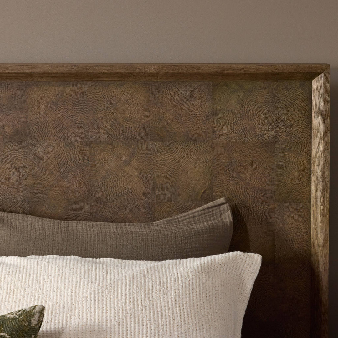 Tête de lit SALTA Maison Olive en chêne brun avec placage coupe huître, motif de cernes d'arbres unique.