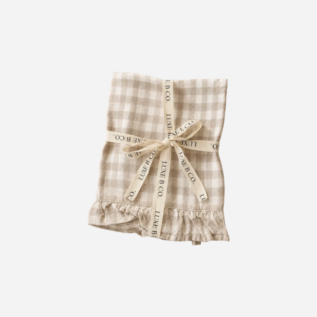 Serviette de table Maison Olive en lin beige à carreaux vichy avec bordure à volants et ruban décoratif