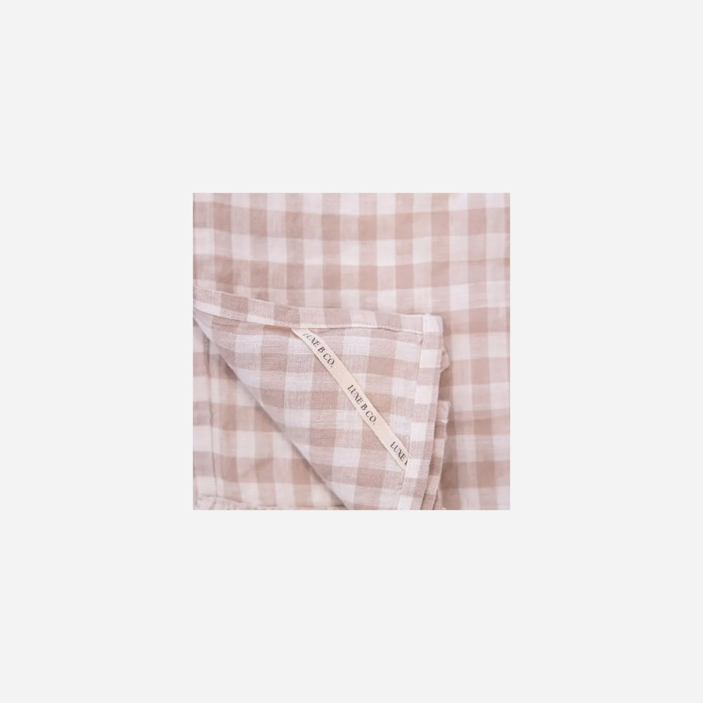 Serviette de table Maison Olive en lin beige et crème à carreaux vichy avec volant froncé et étiquette LUXE B CO.