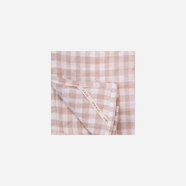 Serviette de table Maison Olive en lin beige et crème à carreaux vichy avec volant froncé et étiquette LUXE B CO.