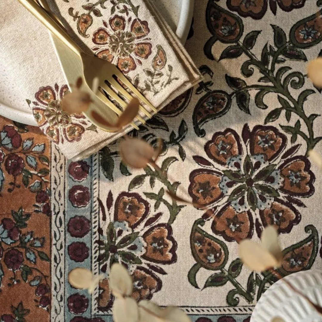 Ensemble de quatre serviettes de table Maison Olive en coton beige avec impression artisanale florale brune et verte