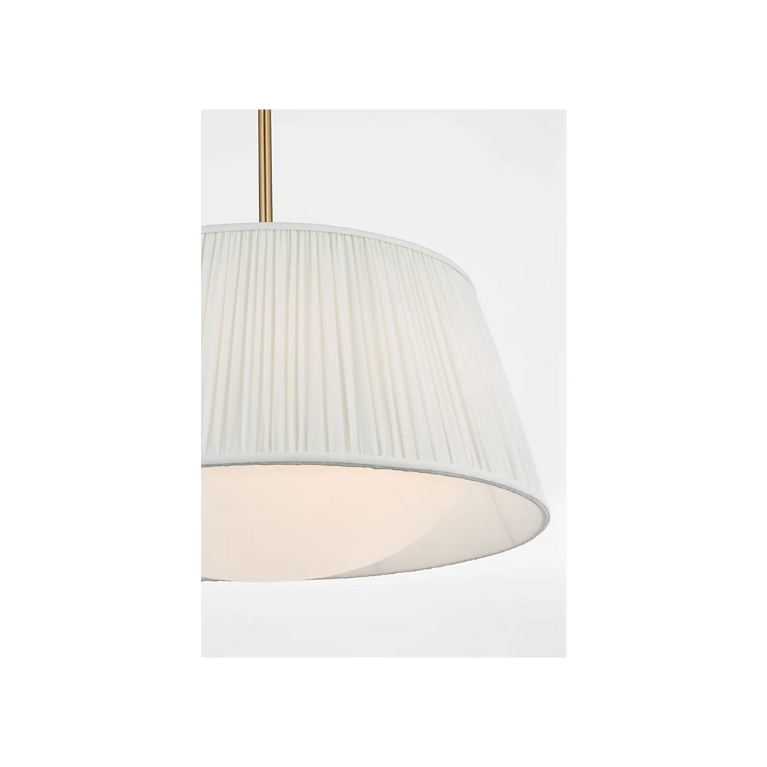 Suspension luminaire Maison Olive abat-jour plissé crème avec structure métal brossé argenté, lumière douce.