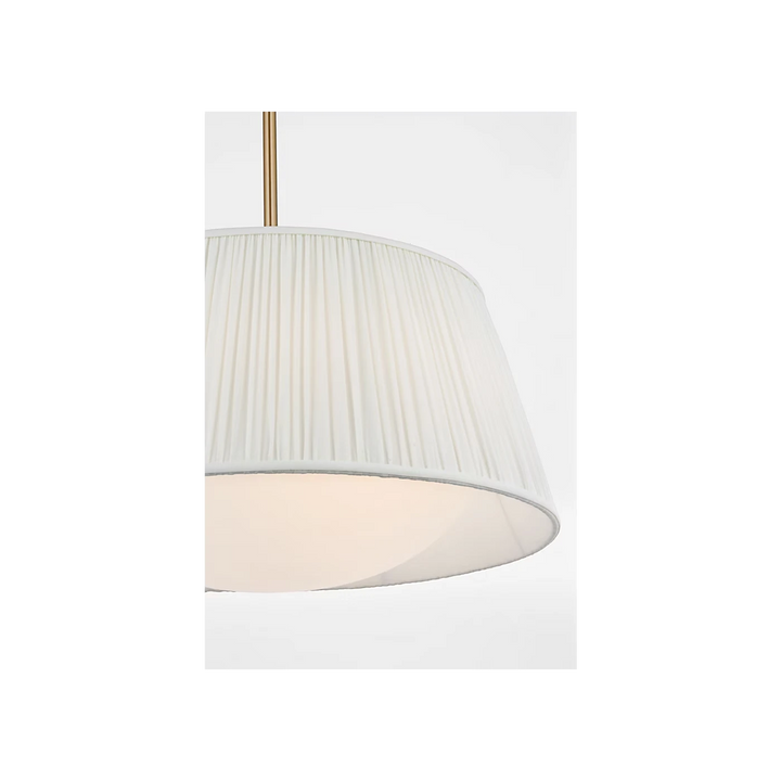 Suspension luminaire Maison Olive abat-jour plissé crème avec structure métal brossé argenté, lumière douce.