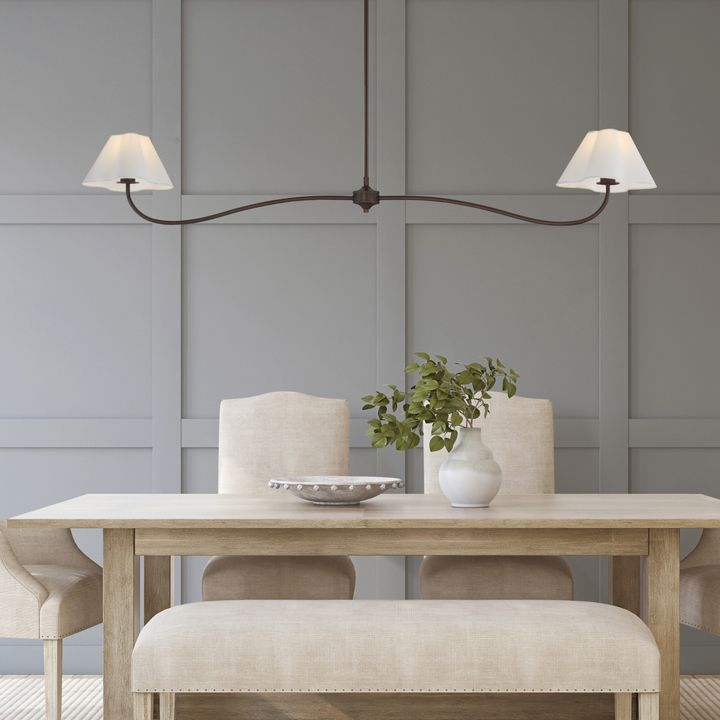 Suspension Maison Olive à deux bras avec abat-jours en tissu blanc cassé au-dessus d'une table de salle à manger