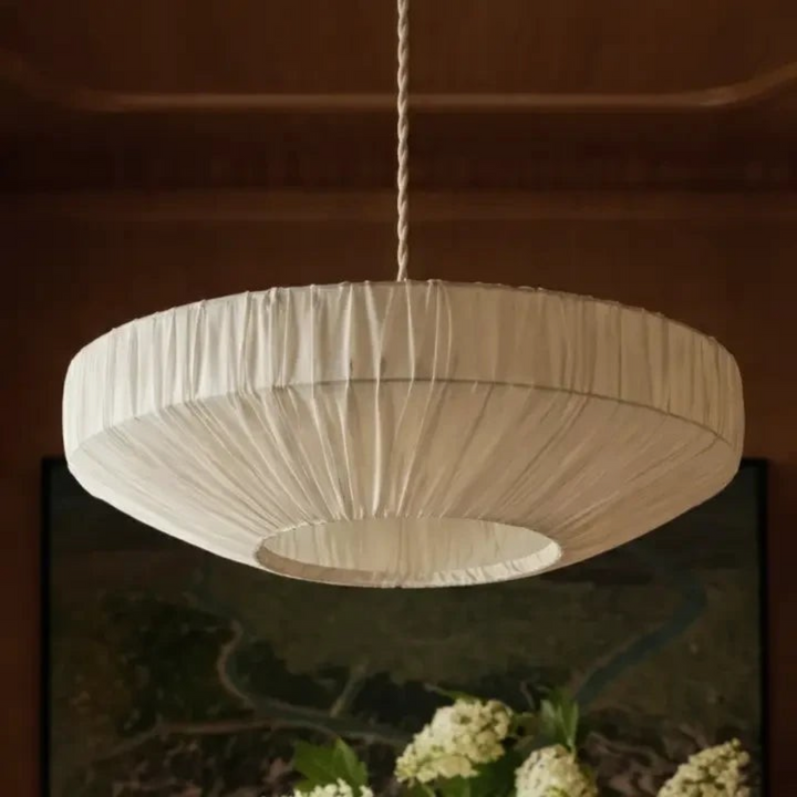 Suspension lumineuse Maison Olive en tissu plissé blanc avec cordon torsadé pour un éclairage doux et élégant