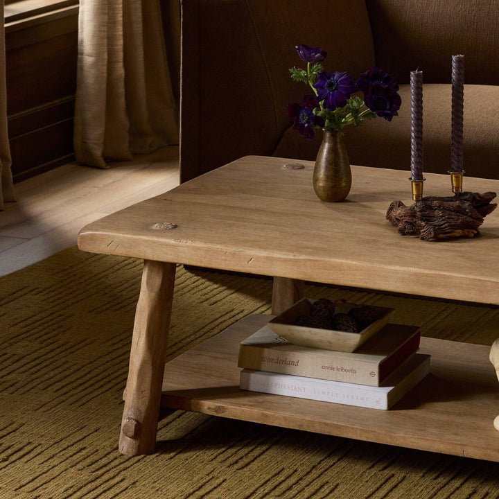 Maison Olive Table basse rustique en bois brut avec étagère inférieure, finition naturelle, pieds effilés.