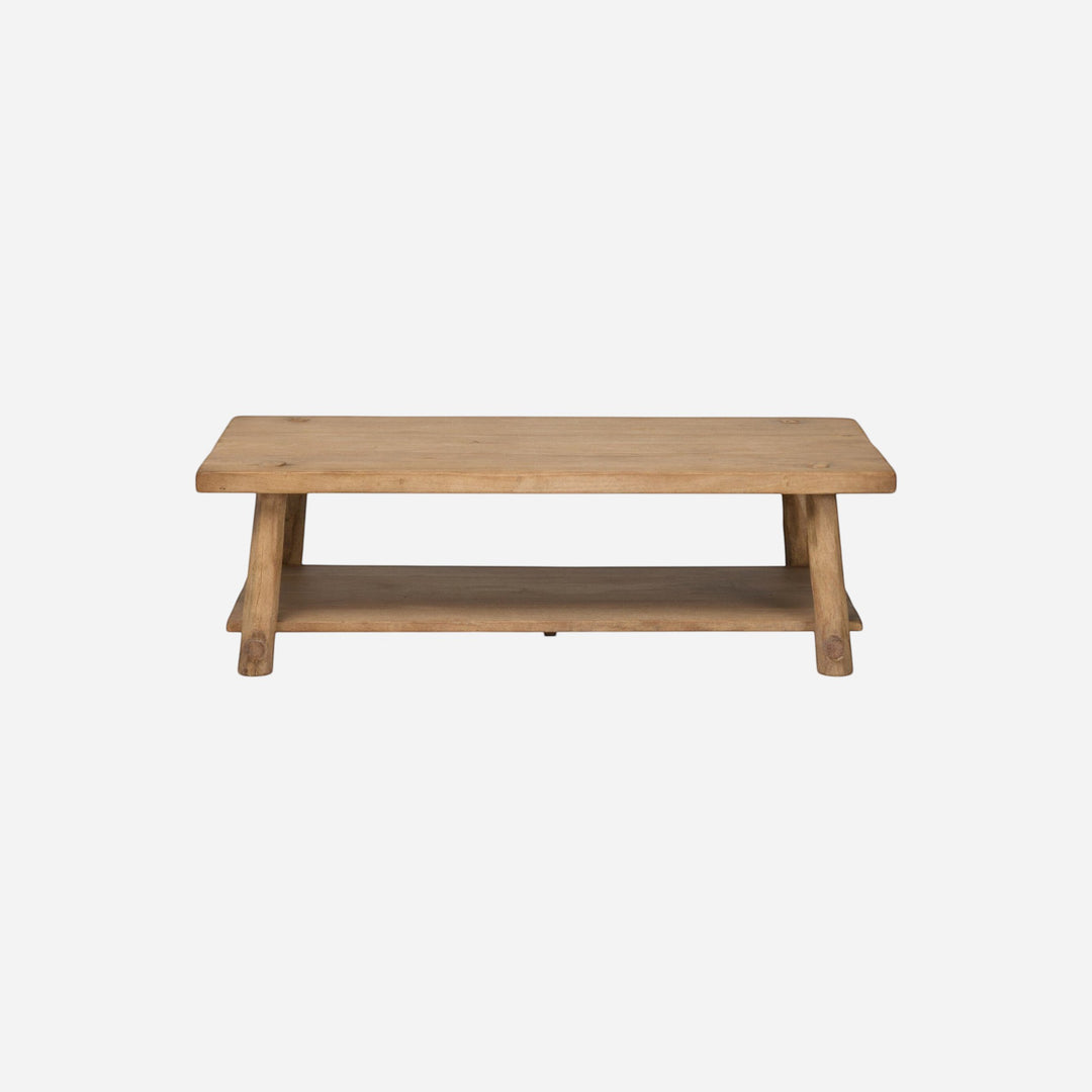 Maison Olive table basse rustique en bois brut avec étagère inférieure, finition naturelle, pieds effilés.