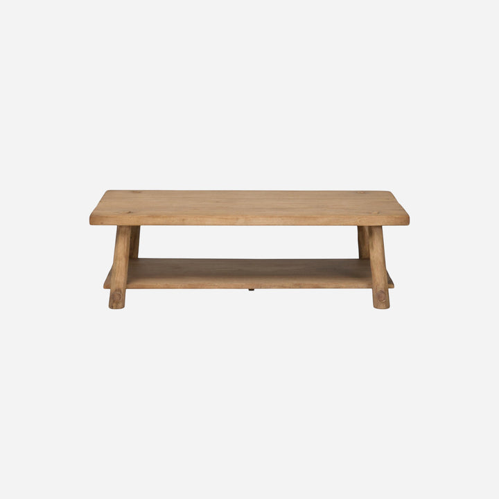 Maison Olive table basse rustique en bois brut avec étagère inférieure, finition naturelle, pieds effilés.