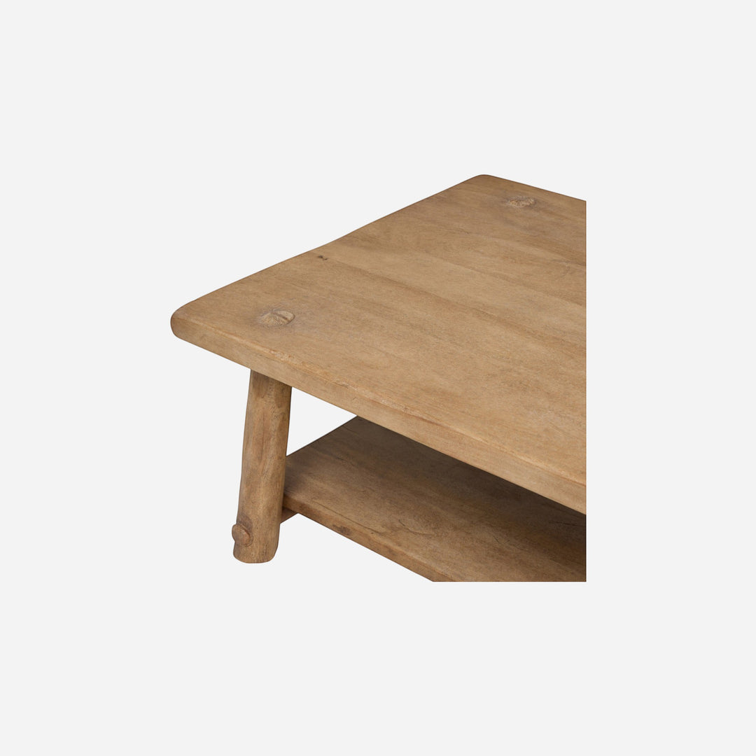 Table basse Maison Olive en bois brut naturel avec étagère inférieure, style rustique authentique.