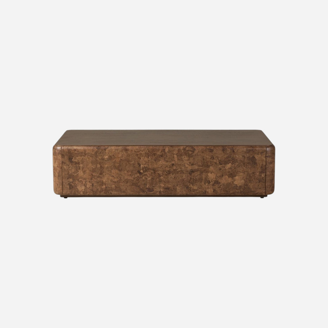 Maison Olive Table basse rectangulaire en bois composite aspect chêne foncé, bords arrondis, finition lisse.
