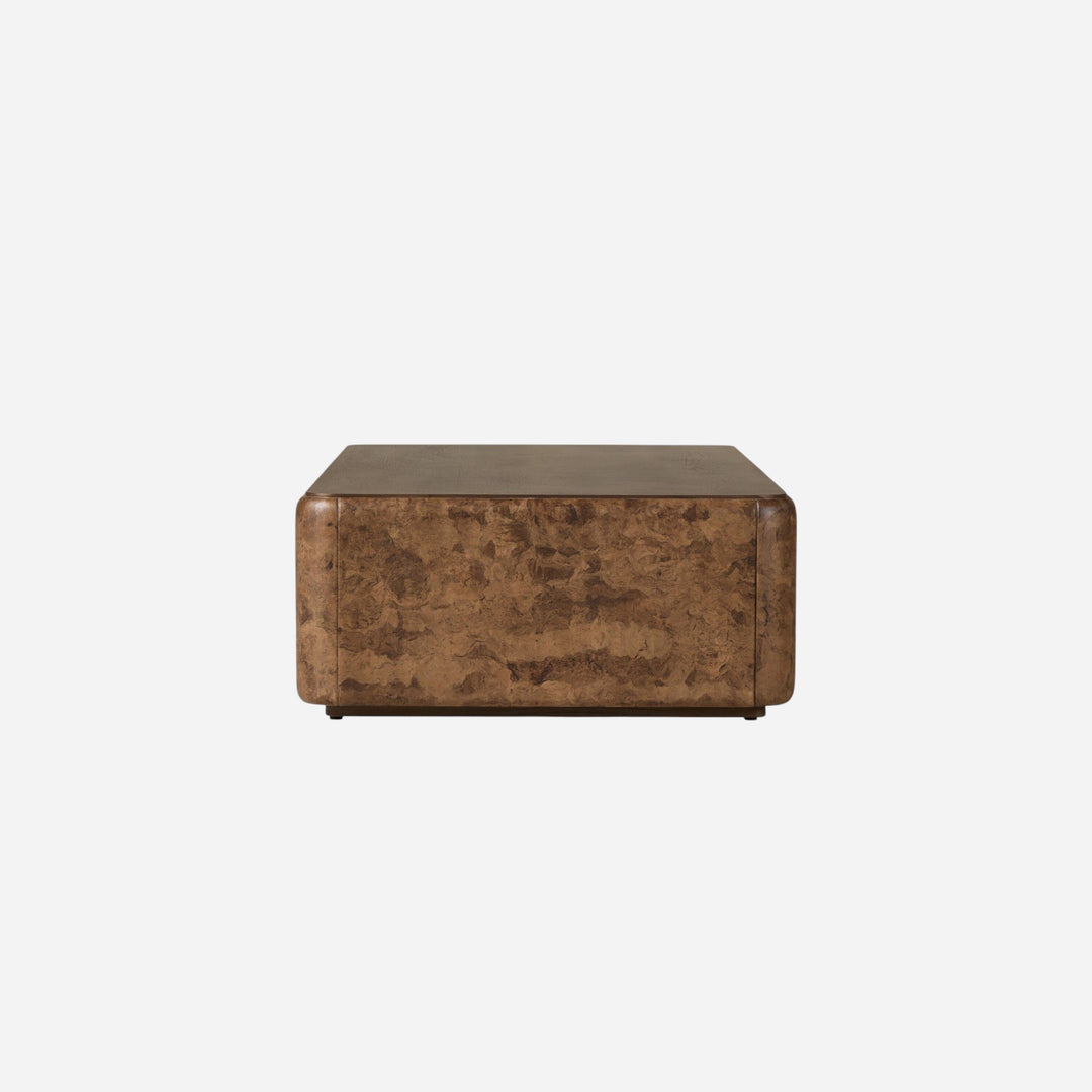 Maison Olive Table basse rectangulaire en bois composite aspect chêne foncé avec bords arrondis.