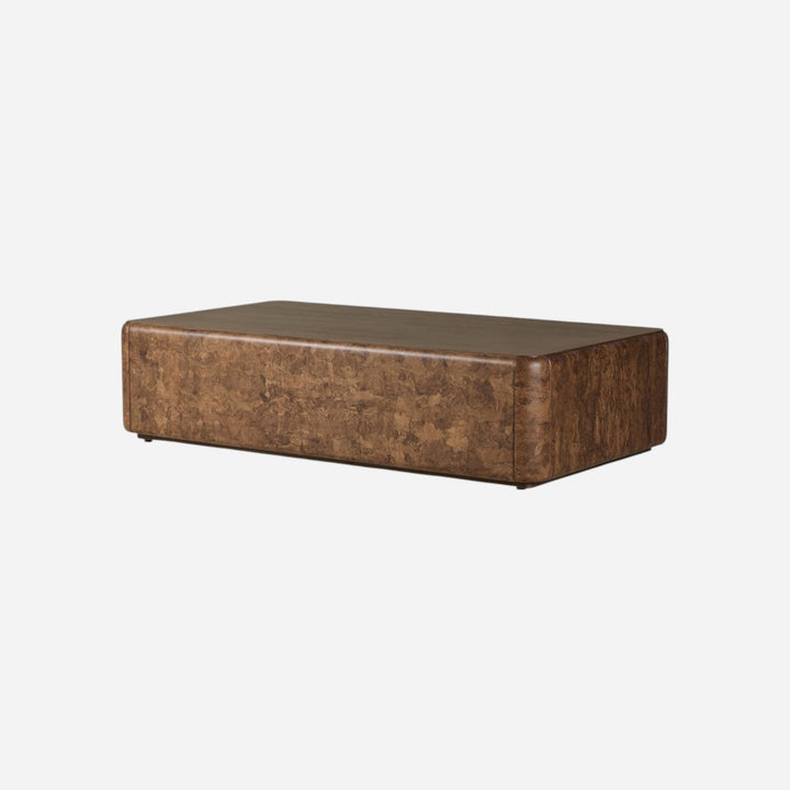Maison Olive Table basse rectangulaire en bois composite aspect chêne foncé avec bords arrondis.