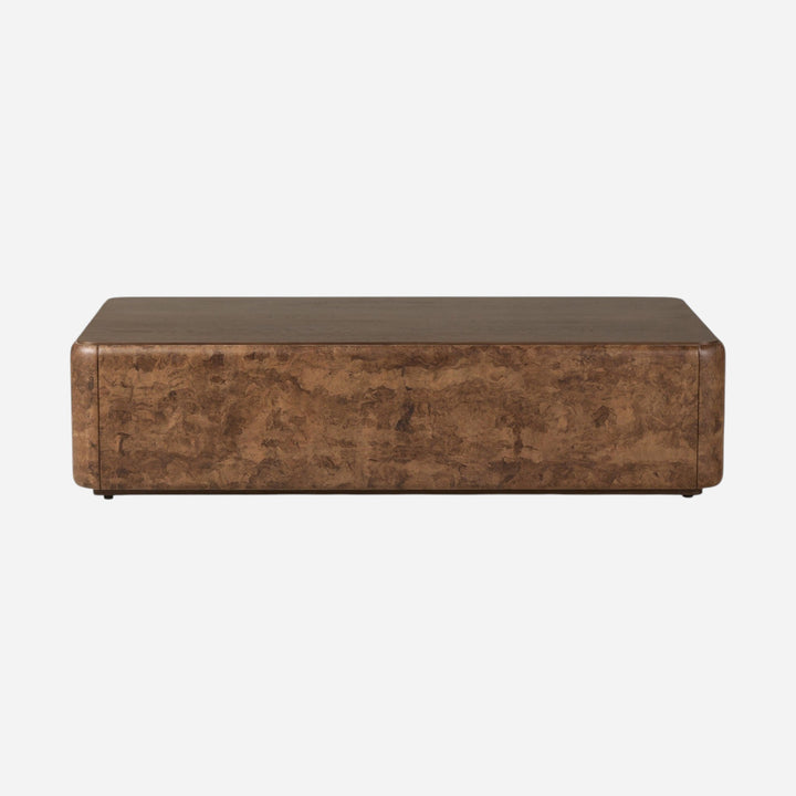 Maison Olive Table basse rectangulaire en bois composite aspect chêne foncé avec bords arrondis.