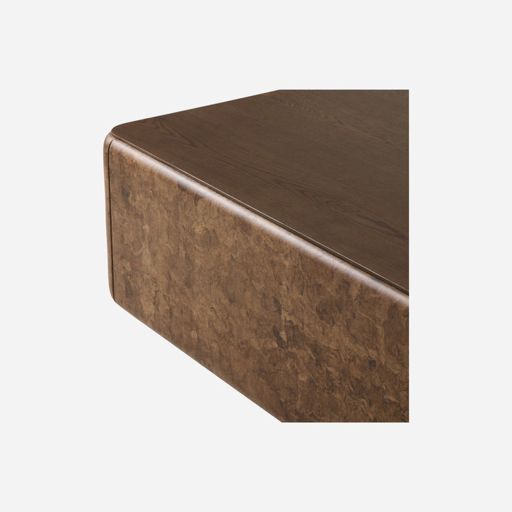 Maison Olive Table basse rectangulaire en bois composite chêne foncé, bords arrondis, finition lisse.