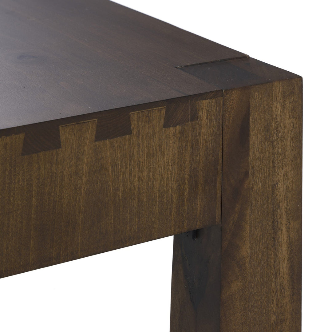 Maison Olive table basse contemporaine en bois massif brun foncé avec détails d'assemblage en queue d'aronde.