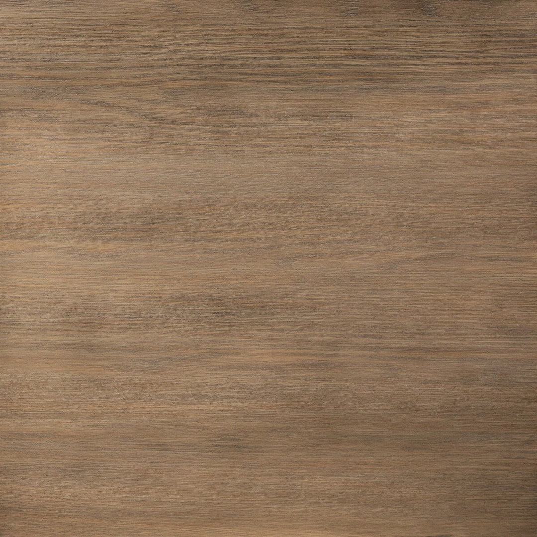 Maison Olive Table basse ronde en bois de chêne naturel avec finition subtile et veinures riches.