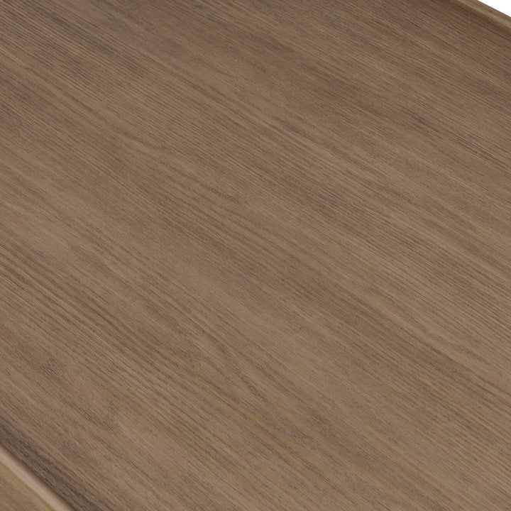 Maison Olive Table basse ronde en bois naturel avec finition chêne et veinures riches.
