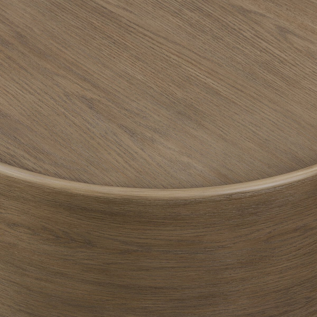 Maison Olive Table basse ronde en bois naturel avec finition subtile mettant en valeur les veinures riches.