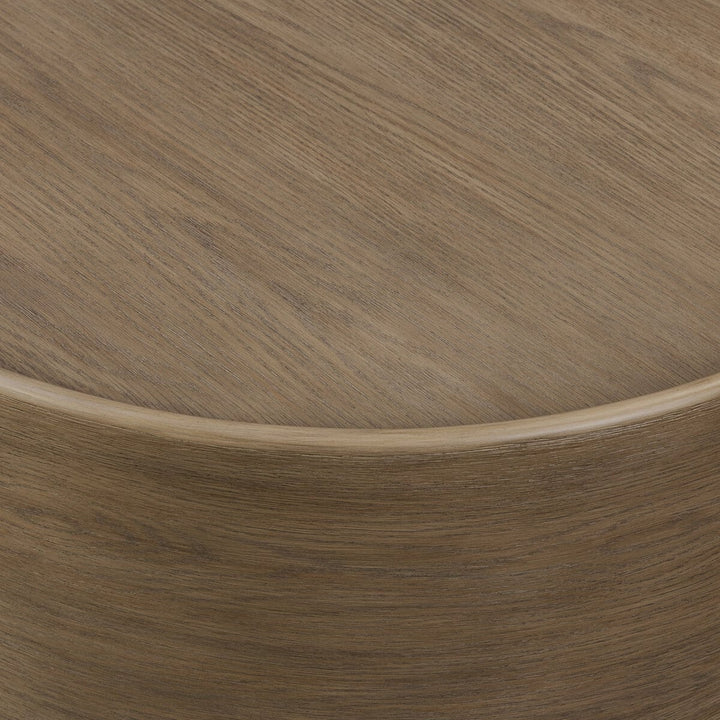 Maison Olive Table basse ronde en bois naturel avec finition subtile mettant en valeur les veinures riches.