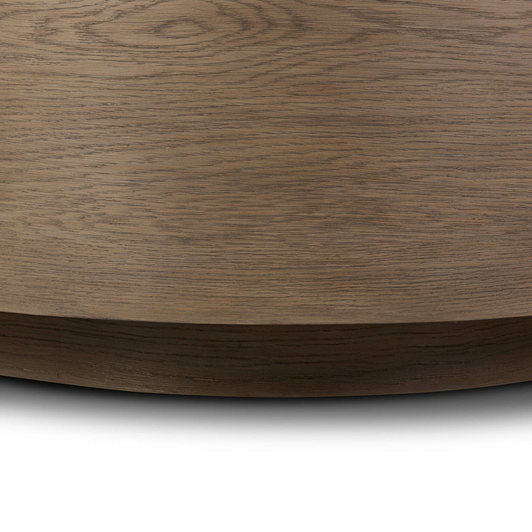 Maison Olive table basse ronde en bois naturel avec veinures apparentes et finition subtile.