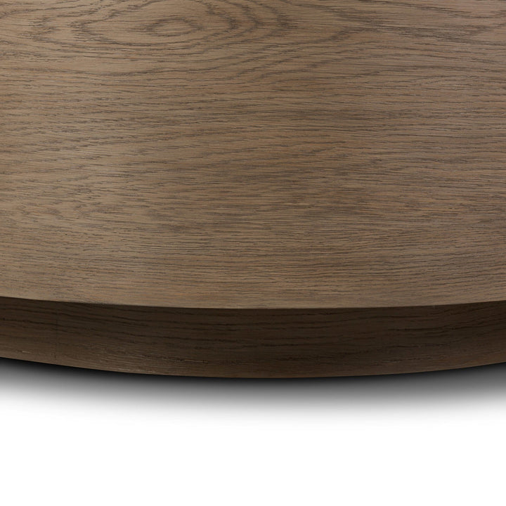 Maison Olive table basse ronde en bois naturel avec veinures apparentes et finition subtile.
