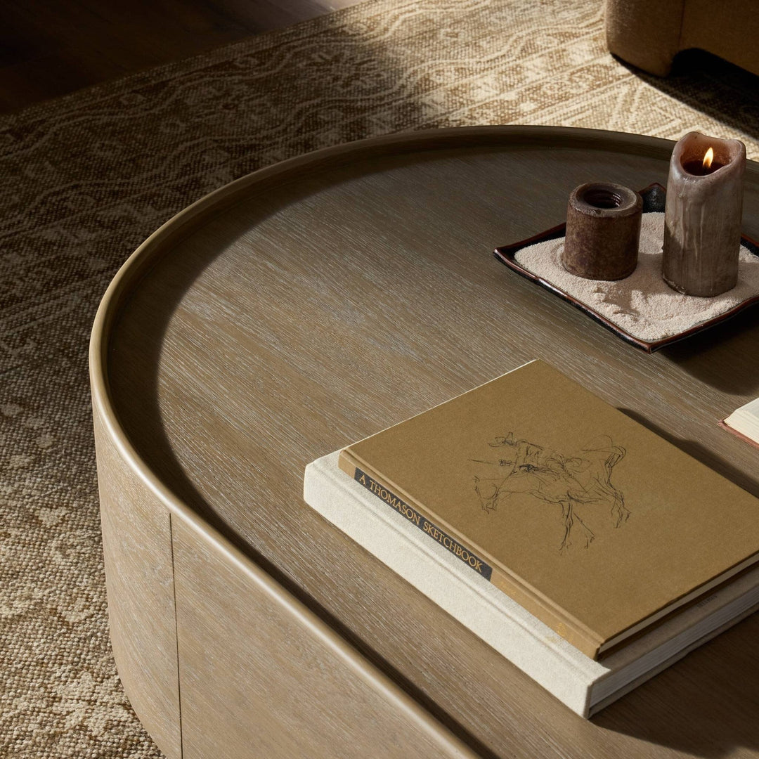 Maison Olive table basse ronde en bois naturel avec finition chêne, design épuré et organique.