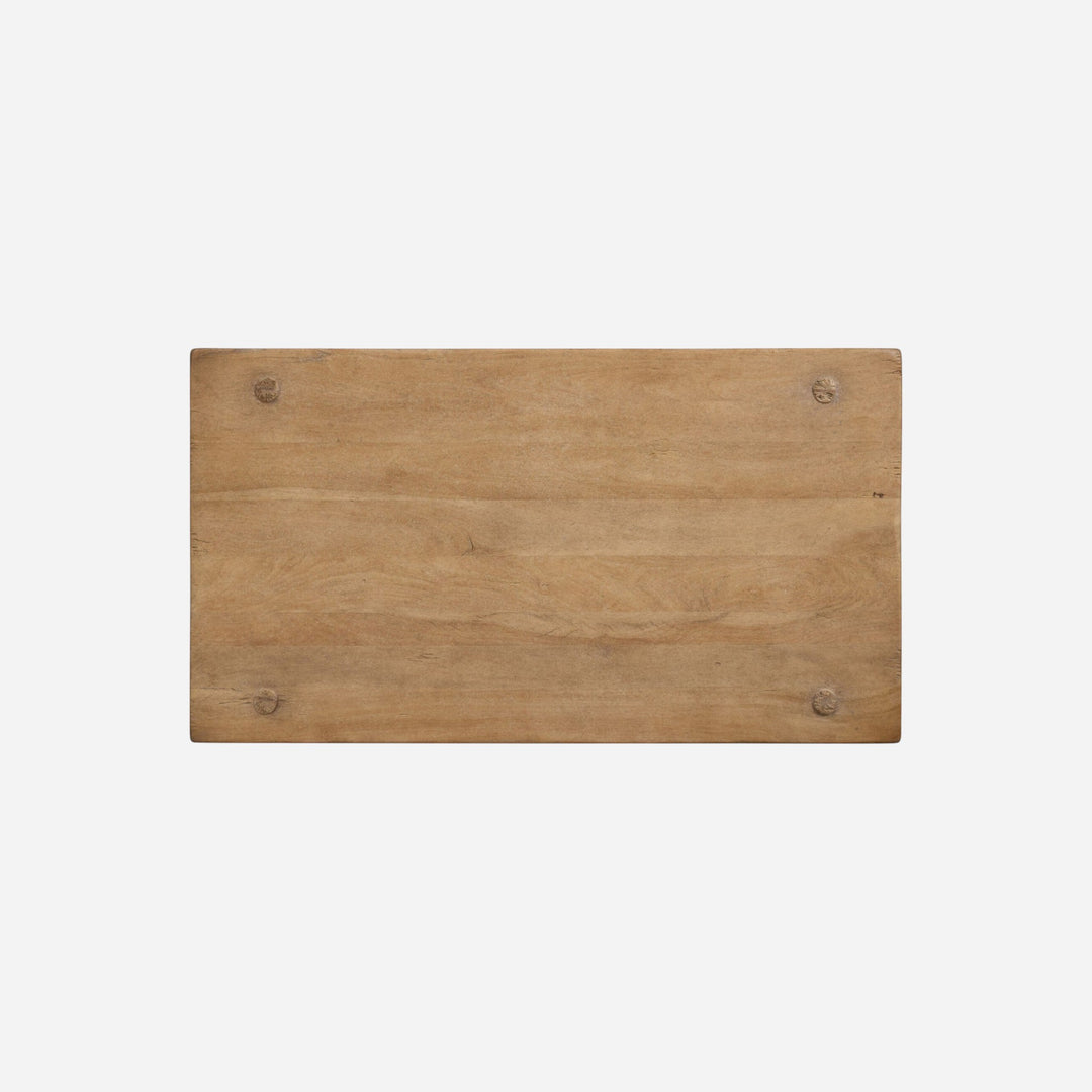 Maison Olive table basse rustique en bois brut avec pieds effilés et étagère inférieure. Finition naturelle.