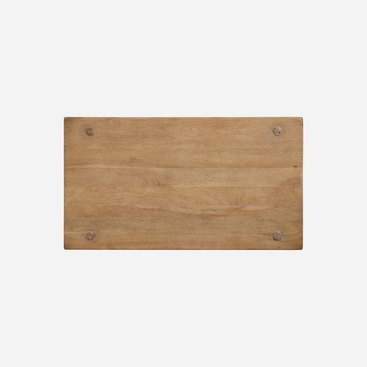 Maison Olive table basse rustique en bois brut avec pieds effilés et étagère inférieure. Finition naturelle.