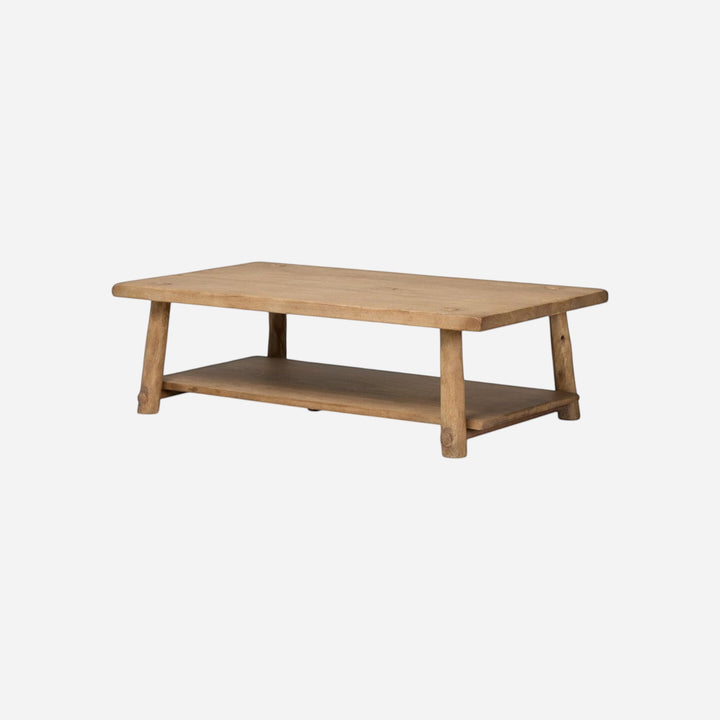 Maison Olive table basse rustique en bois brut avec étagère inférieure, finition naturelle, pieds effilés.