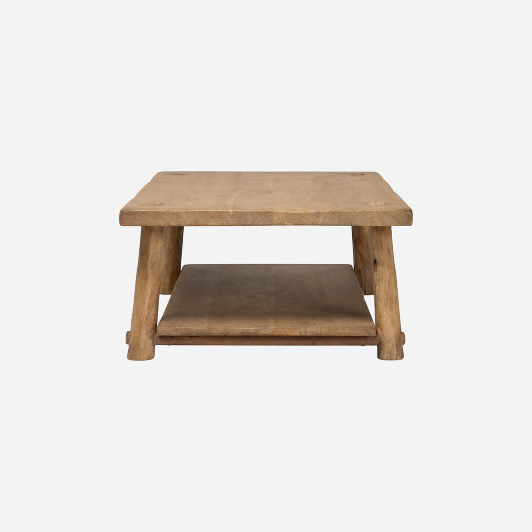 Maison Olive table basse rustique en bois brut avec étagère inférieure, finition naturelle, pieds effilés.