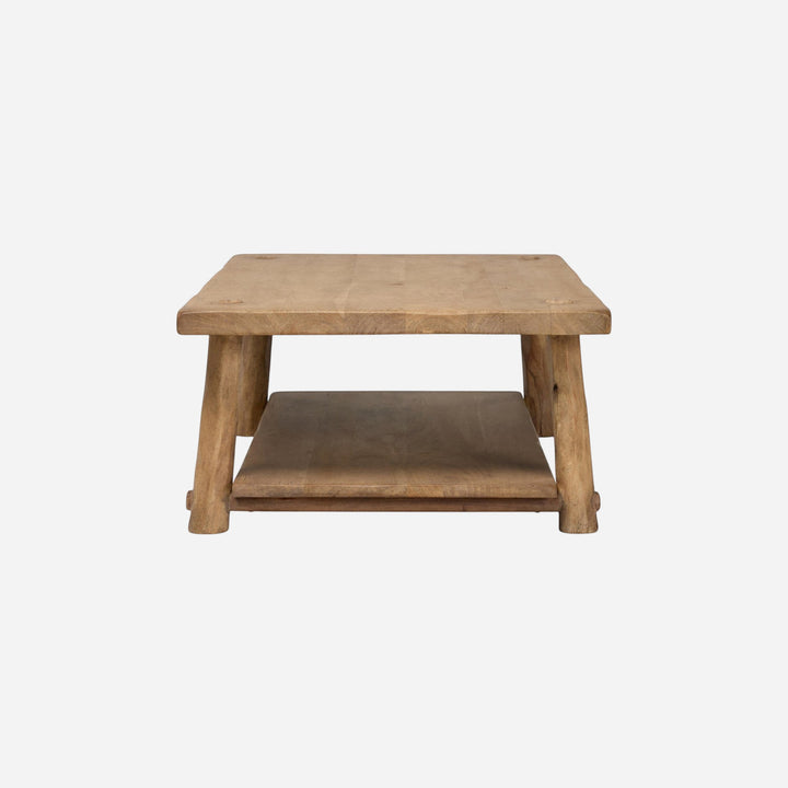 Maison Olive table basse rustique en bois brut avec étagère inférieure, finition naturelle, pieds effilés.