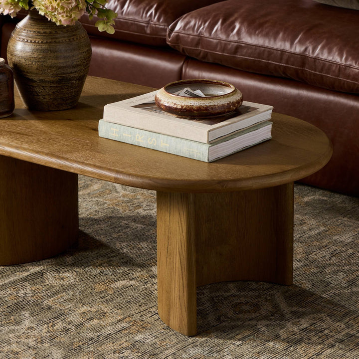 Maison Olive Table basse PADEN en chêne naturel clair avec plateau rond et pieds organiques.