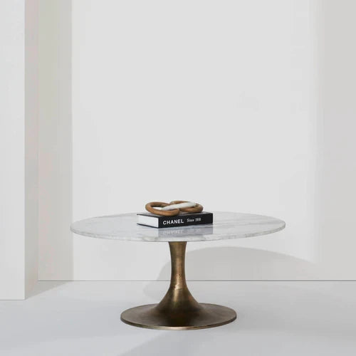 Table basse ronde Maison Olive avec plateau en marbre blanc et pied central tulipe en métal finition bronze vieilli