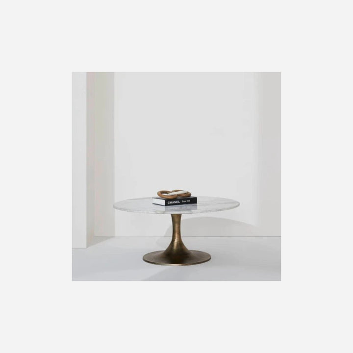 Table basse Maison Olive LAVISA avec plateau rond en marbre blanc et base tulipe en aluminium finition laiton antique