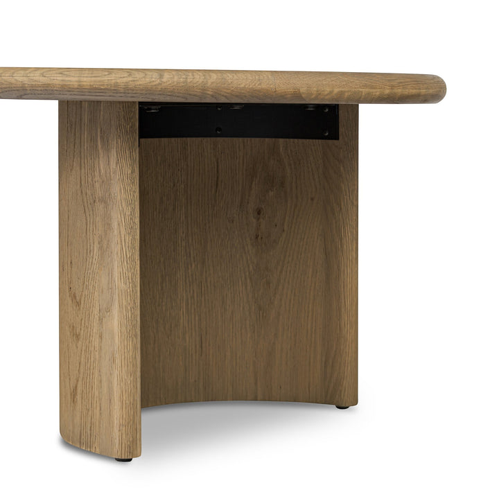 Maison Olive Table basse PADEN en chêne naturel clair, pieds en croissant et plateau rond, style organique.