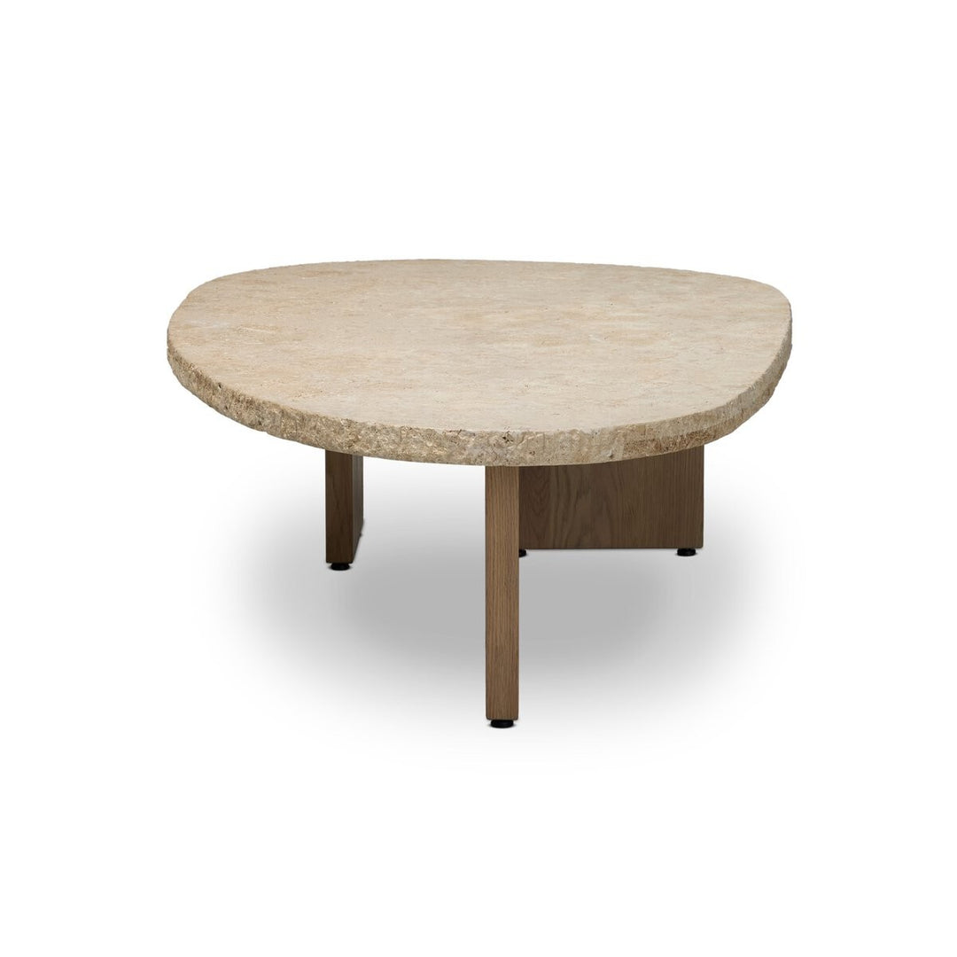 Table basse Maison Olive en travertin beige texturé aux formes organiques, avec pieds en bois clair. Style naturel et contemporain.