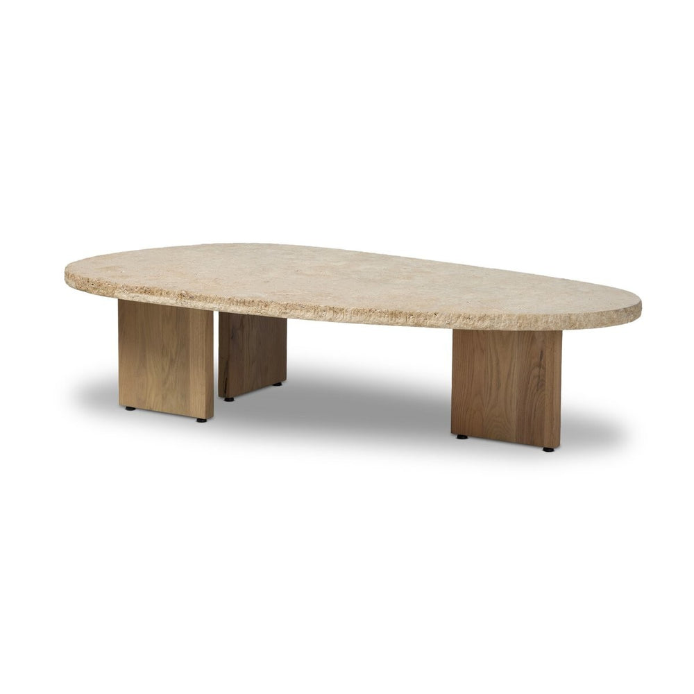 Maison Olive table basse organique en travertin beige texturé avec pieds en bois clair. Design unique et naturel.