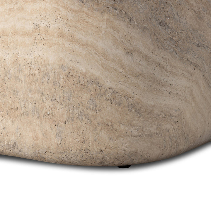 Table basse rectangulaire Maison Olive en pierre travertin beige avec veines naturelles et coins arrondis.