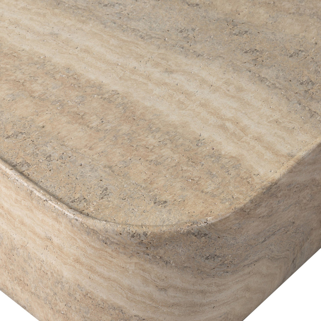 Table basse rectangulaire Maison Olive en pierre travertin beige avec coins arrondis et texture naturelle.