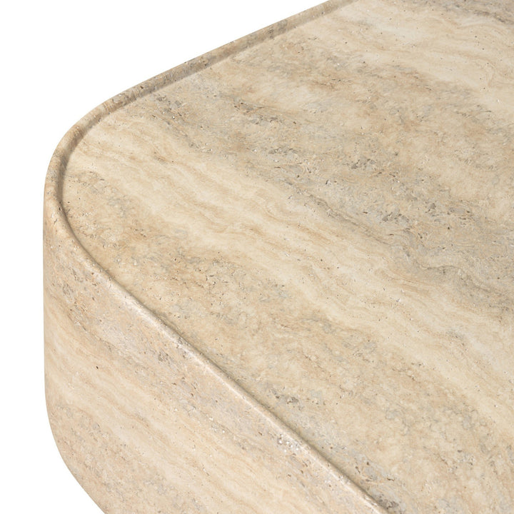Maison Olive table basse rectangulaire en travertin avec coins arrondis, texture naturelle et veinage subtil.