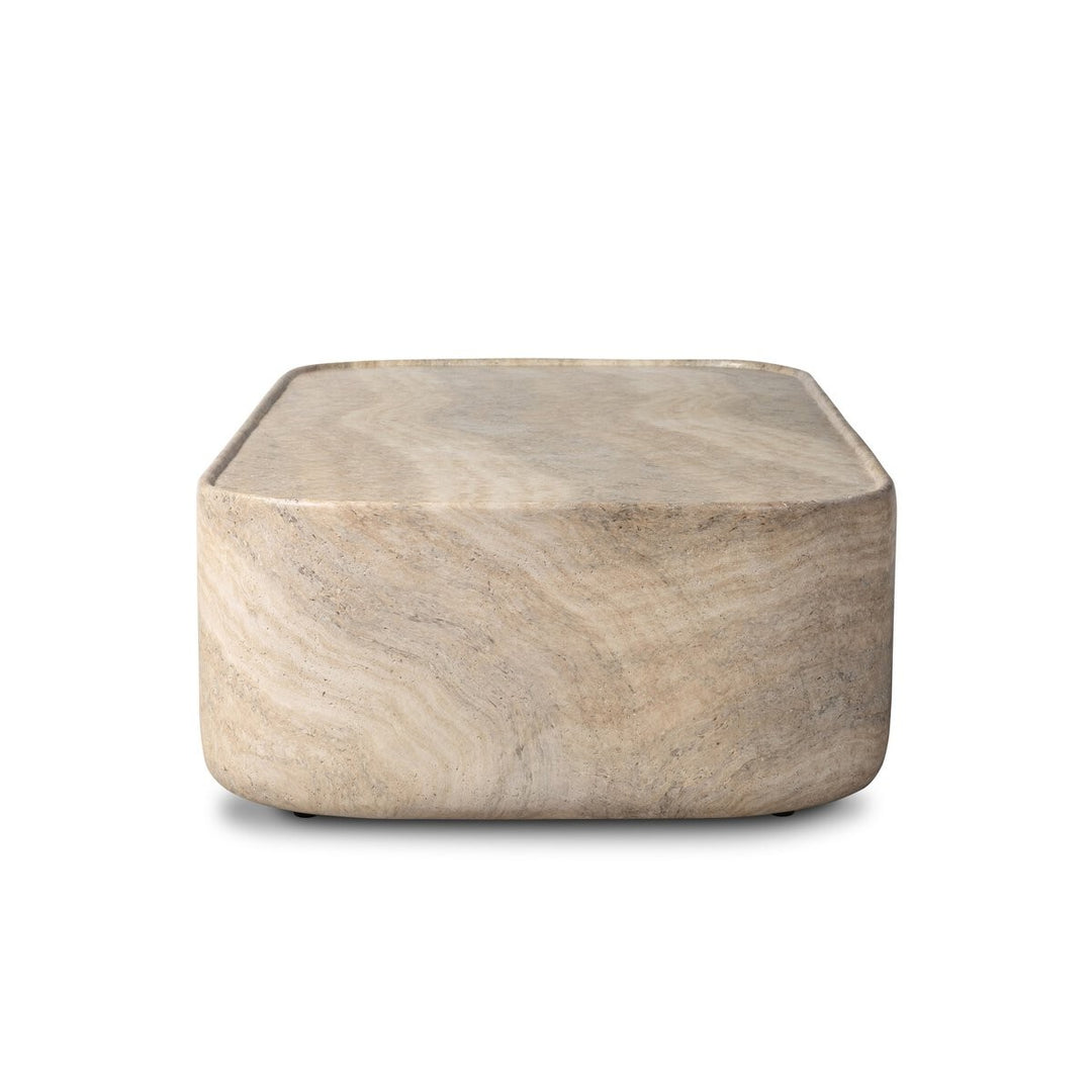 Maison Olive table basse rectangulaire en travertin avec coins arrondis et veines naturelles.