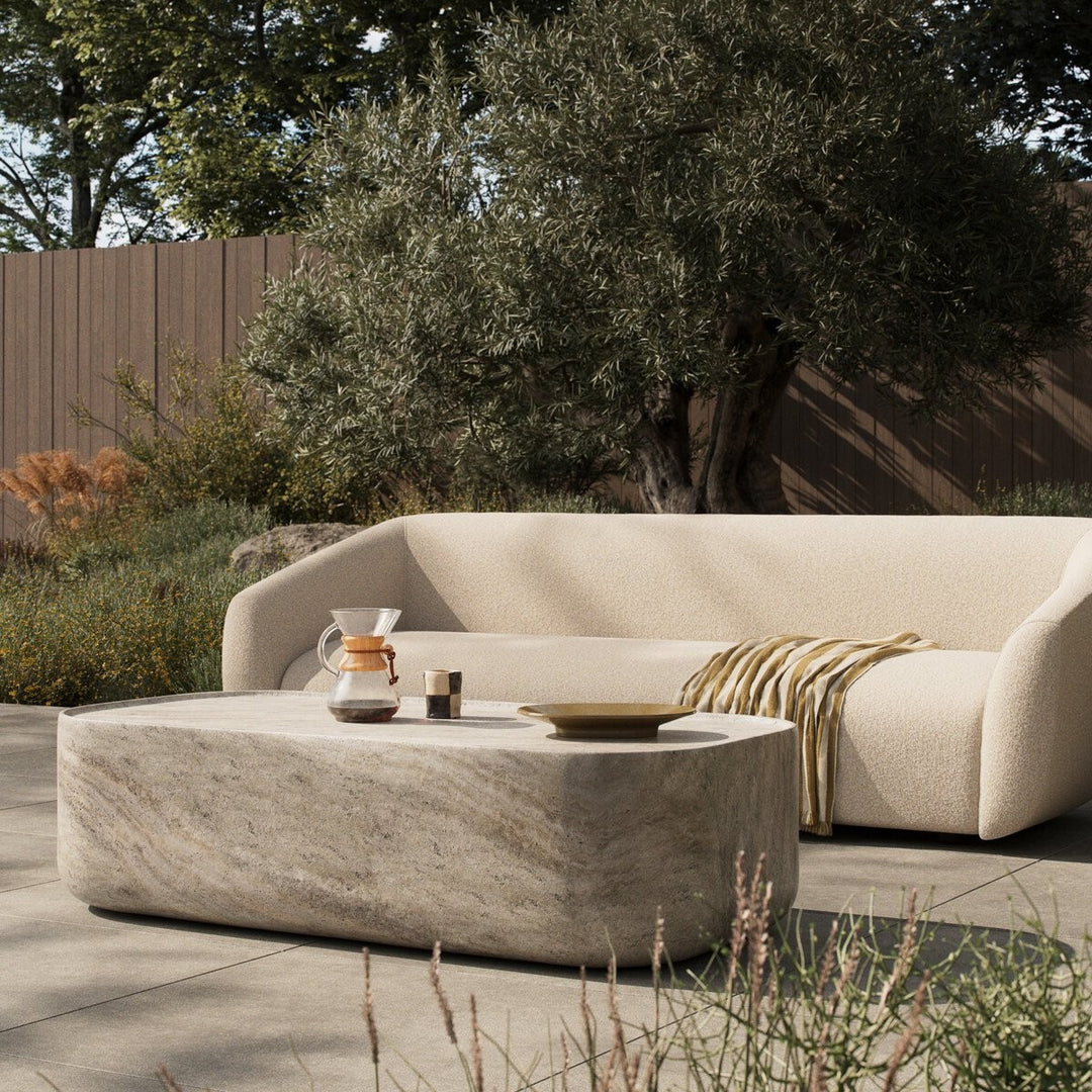 Maison Olive table basse rectangulaire en travertin aux coins arrondis, avec des veines naturelles et une texture riche.